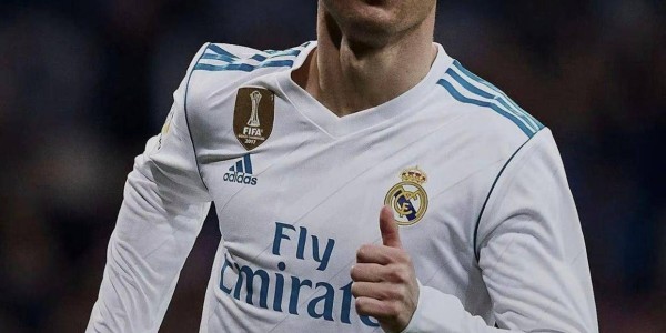 连续六年！C罗斩获欧冠金靴，绝境逆袭破梅西梦，后人难超越？