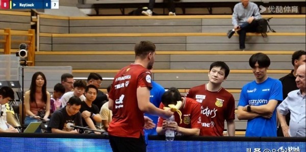 顶流!樊振东德甲球衣供不应求,商店老板笑了:我们生产不了这么多!